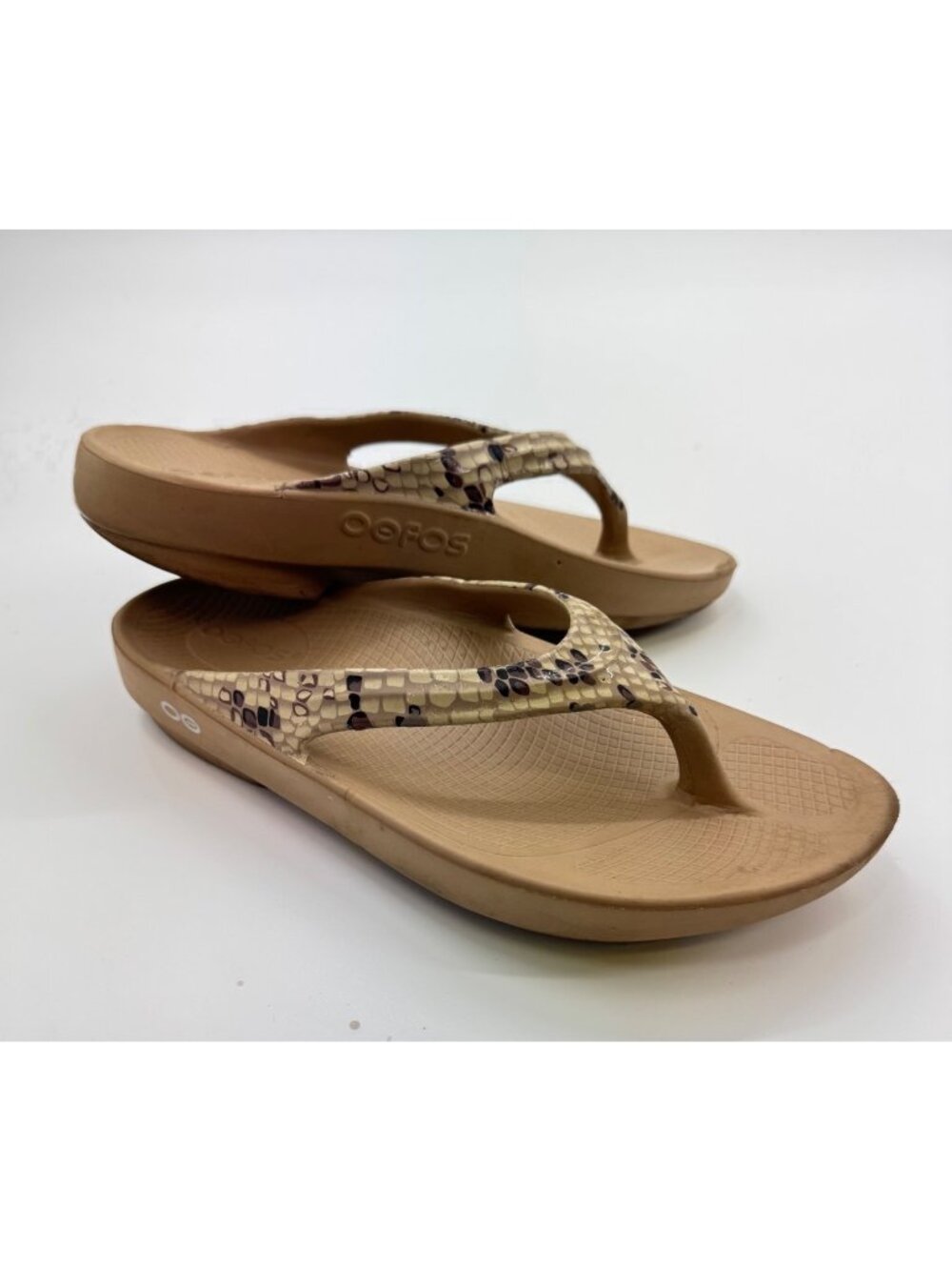 OOFOS Oolala Thong Sandal Womens 8 EU39 Beige Gold Snake Print Recovery Flip Flo